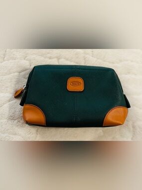 Bric's green faux-leather amenity kit bag. Unisex